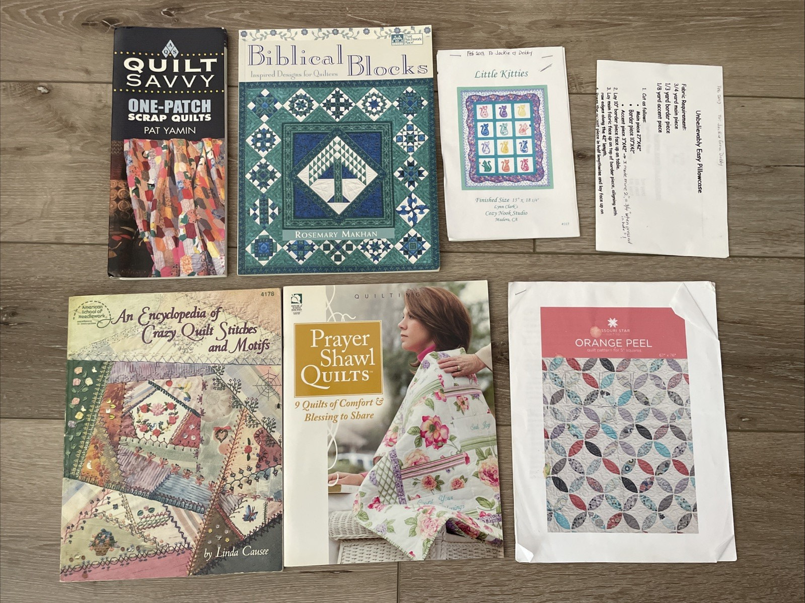 VINTAGE LOT OF 6 QUILTING BOOKS MISC PAPER PATTERNS/BOOKS/INSTRUCTIONS