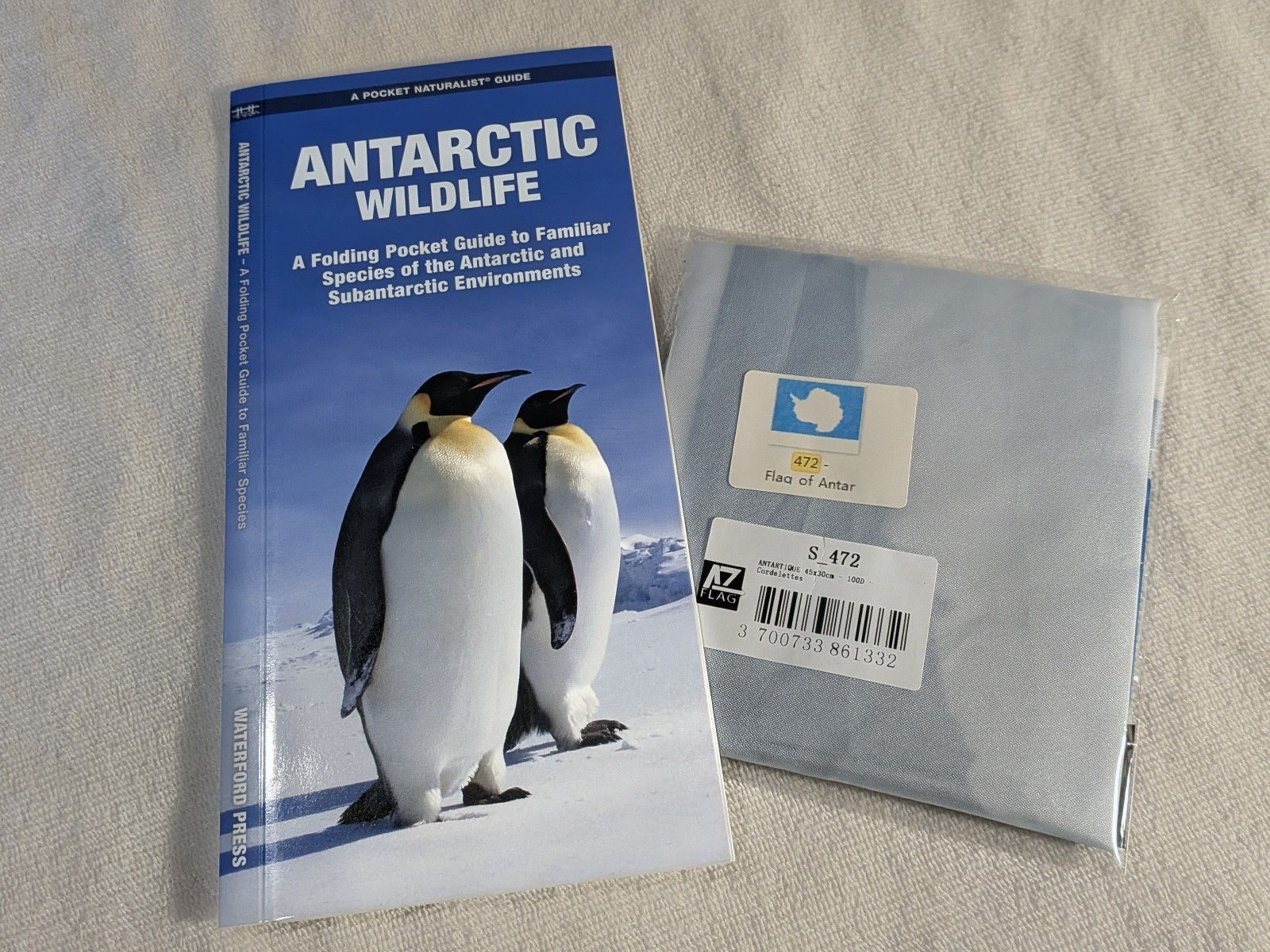 Antarctica Travel Lot – Flag & Antarctic Wildlife: A Folding Pocket Guide
