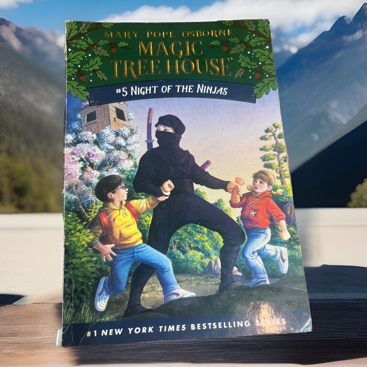 Night of the Ninjas (Magic Tree House, No. 5) – Paperback