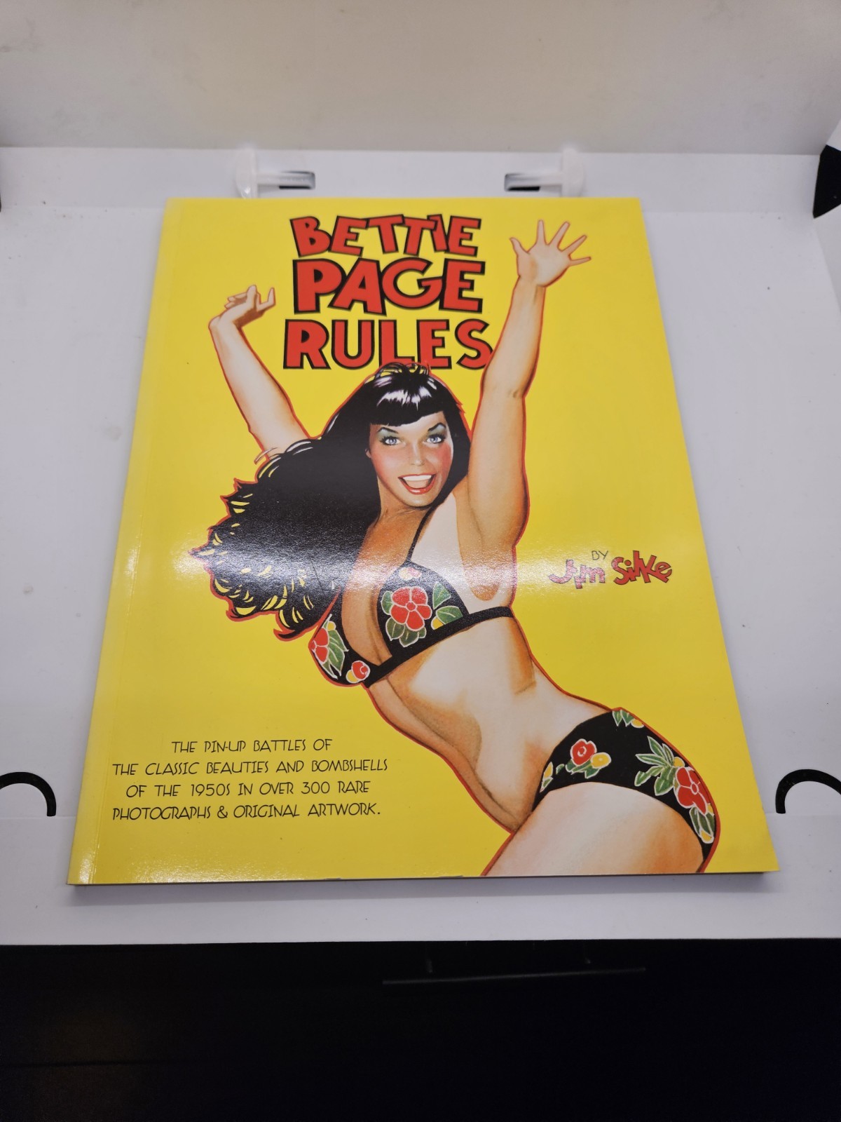 Bettie Page Rules! : The Pin-Up Battles of the Classic Beauties