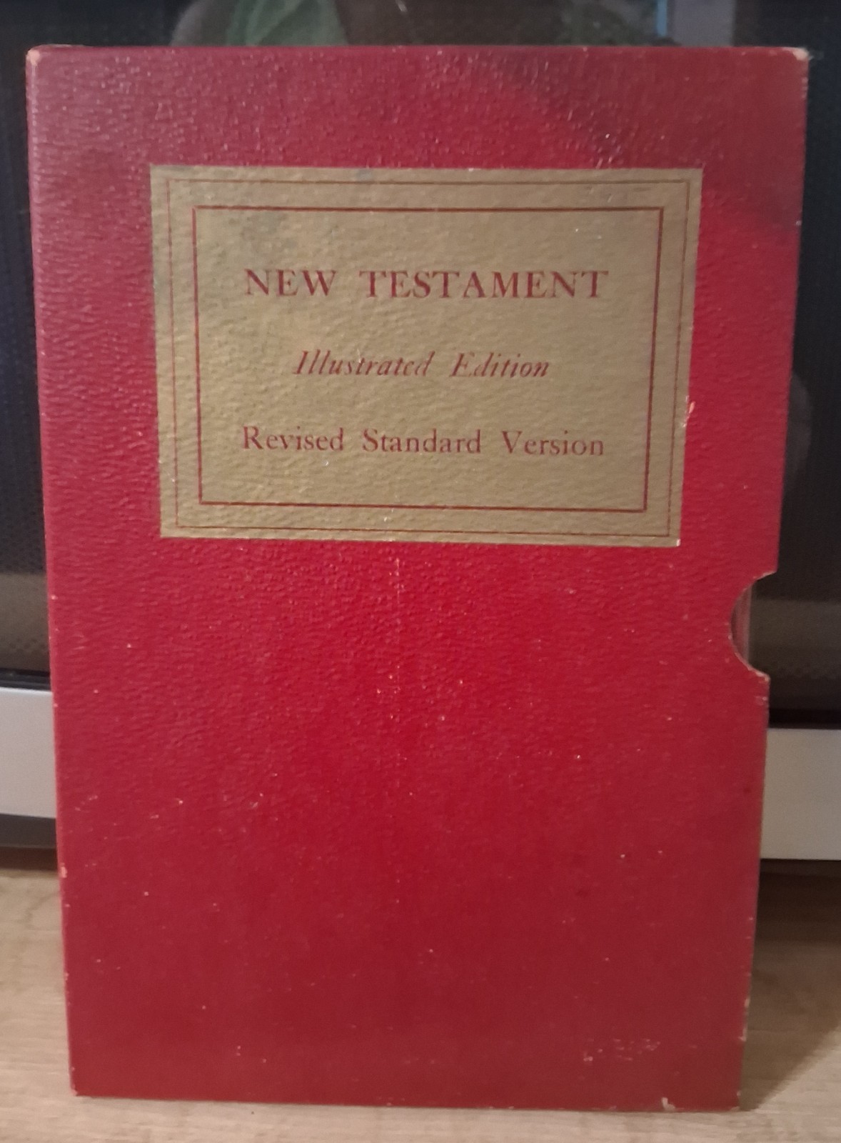 NEW TESTAMENT VTG Revise Standard Version Illustrated 1946 Red Cover Book Sleeve