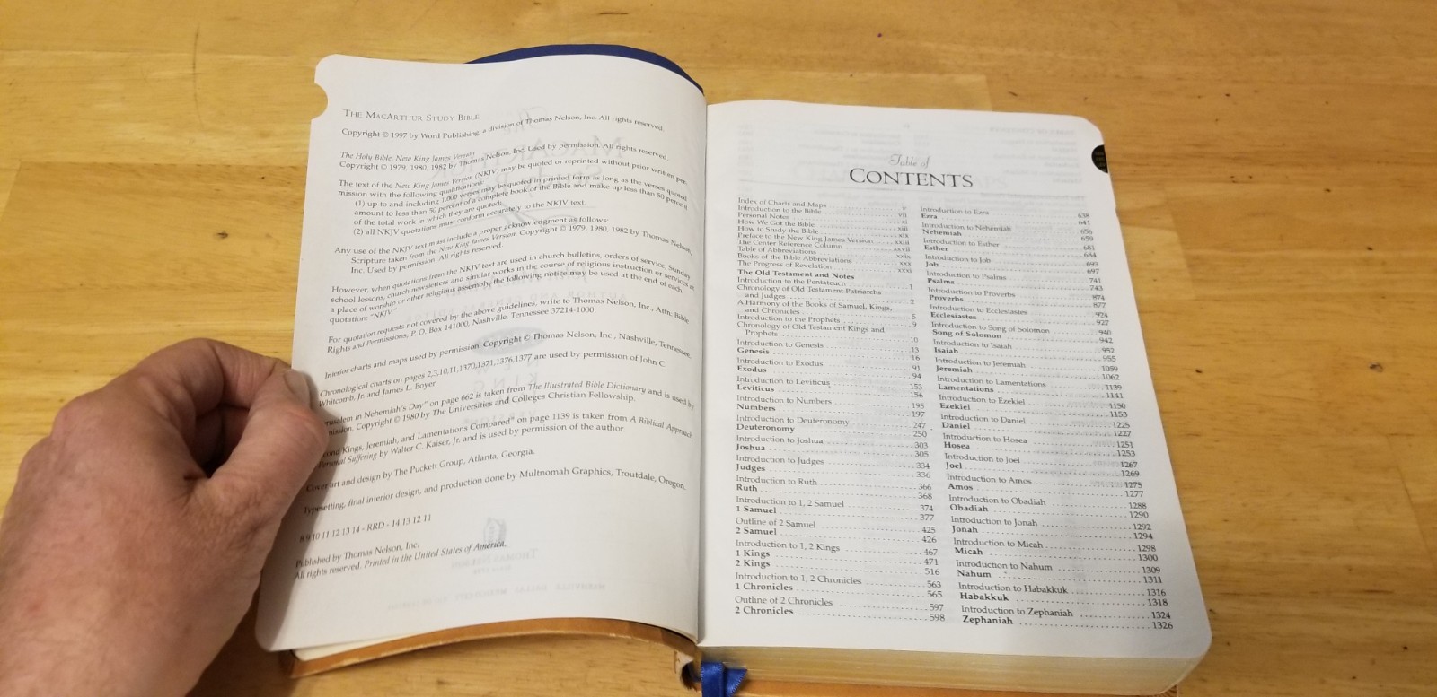 The MacArthur Study Bible: New King James Version Butterscotch / Blue Jay