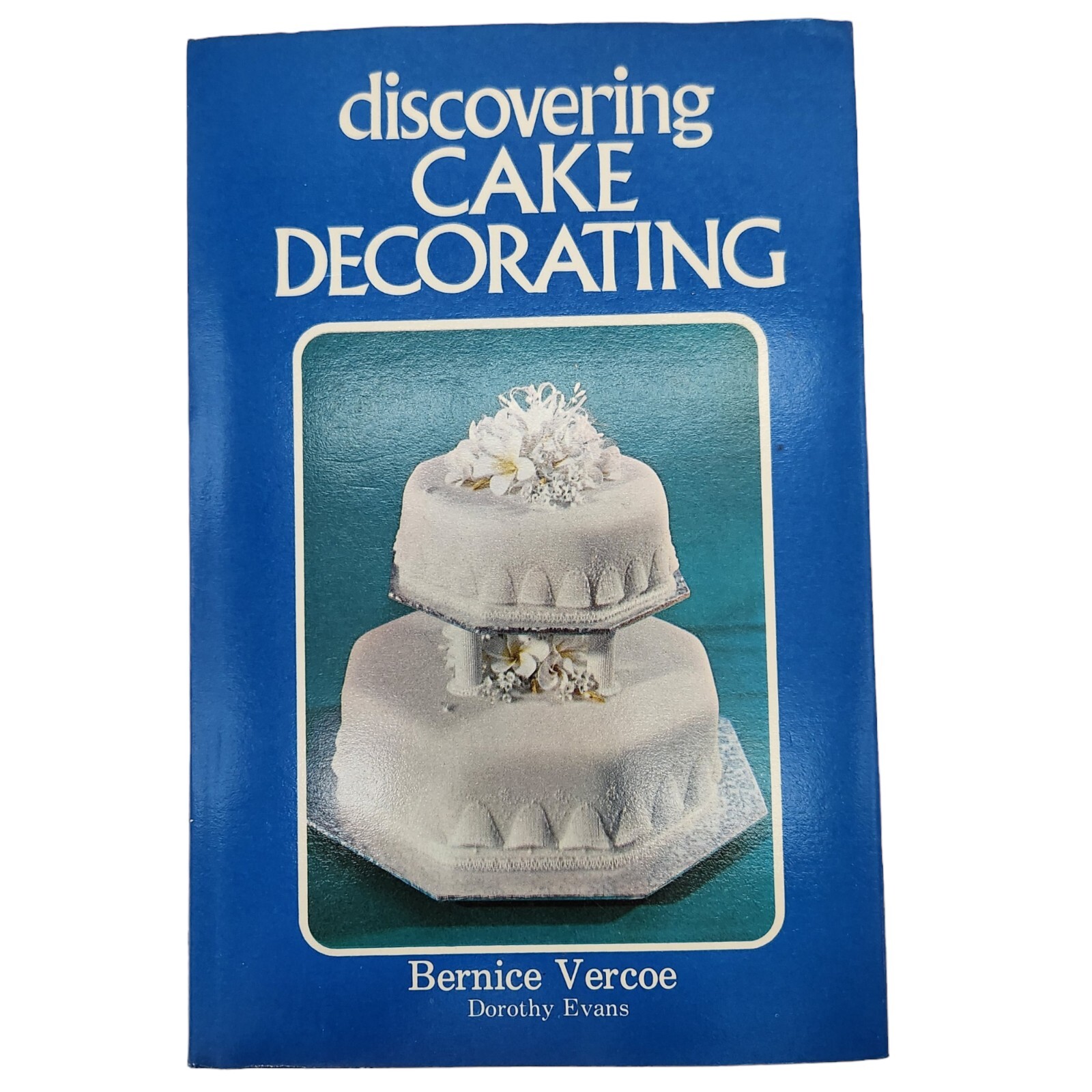 DISCOVERING CAKE DECORATING By Bernice Vercoe – Hardcover 1974 136 pages