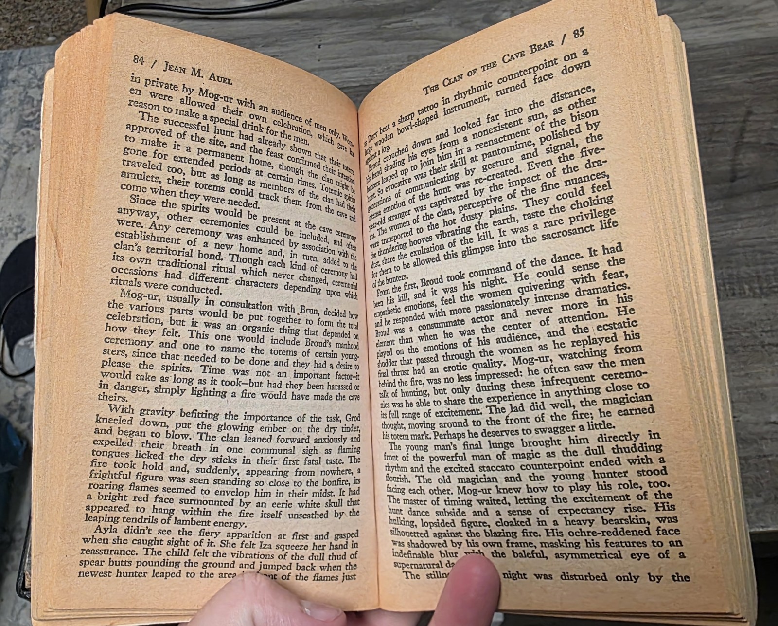 The Clan of the Cave Bear, 1981, Jean M. Auel, Paperback