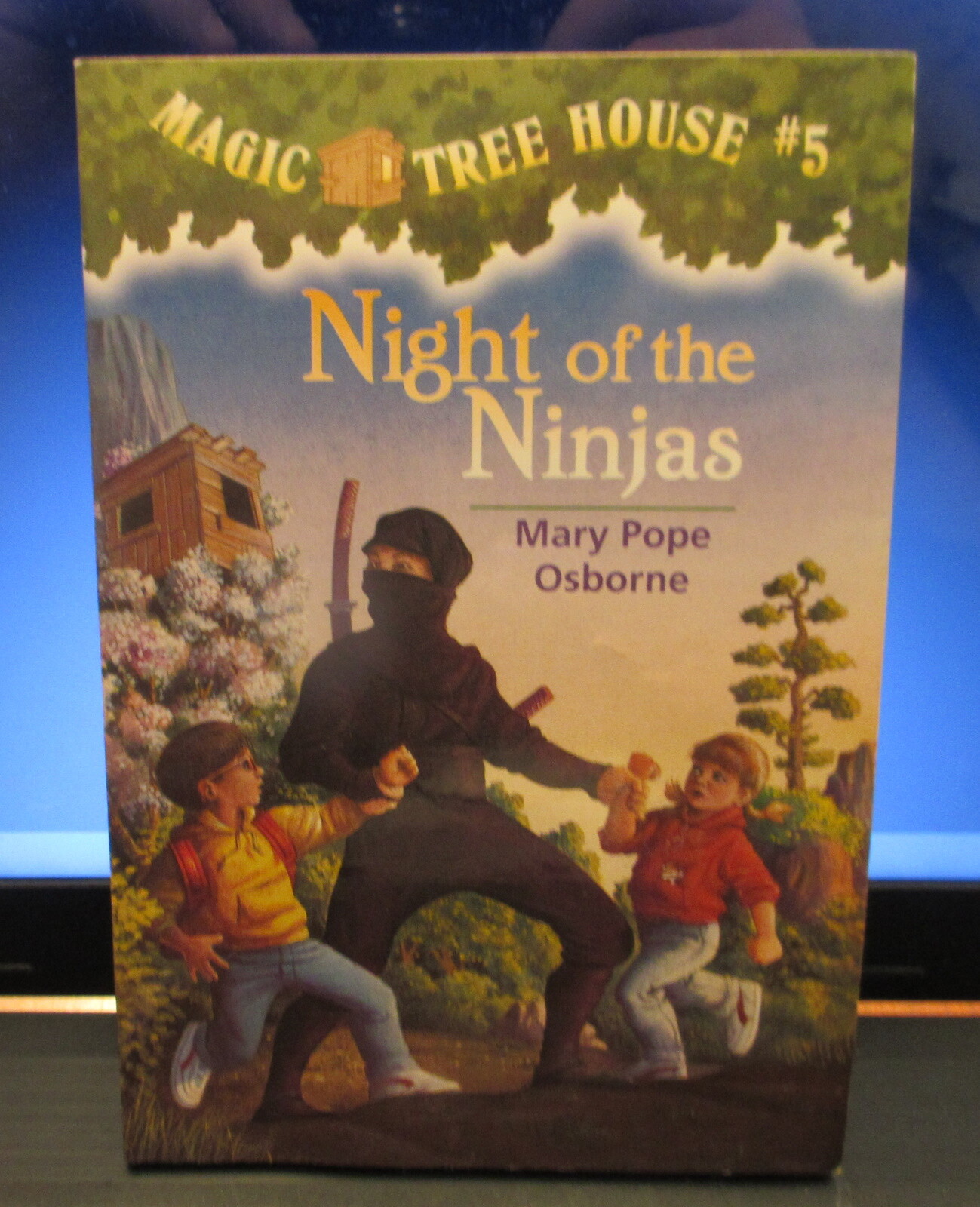 Magic Tree House #5 “Night of the Ninjas” Mary Pope Osborne – softcover