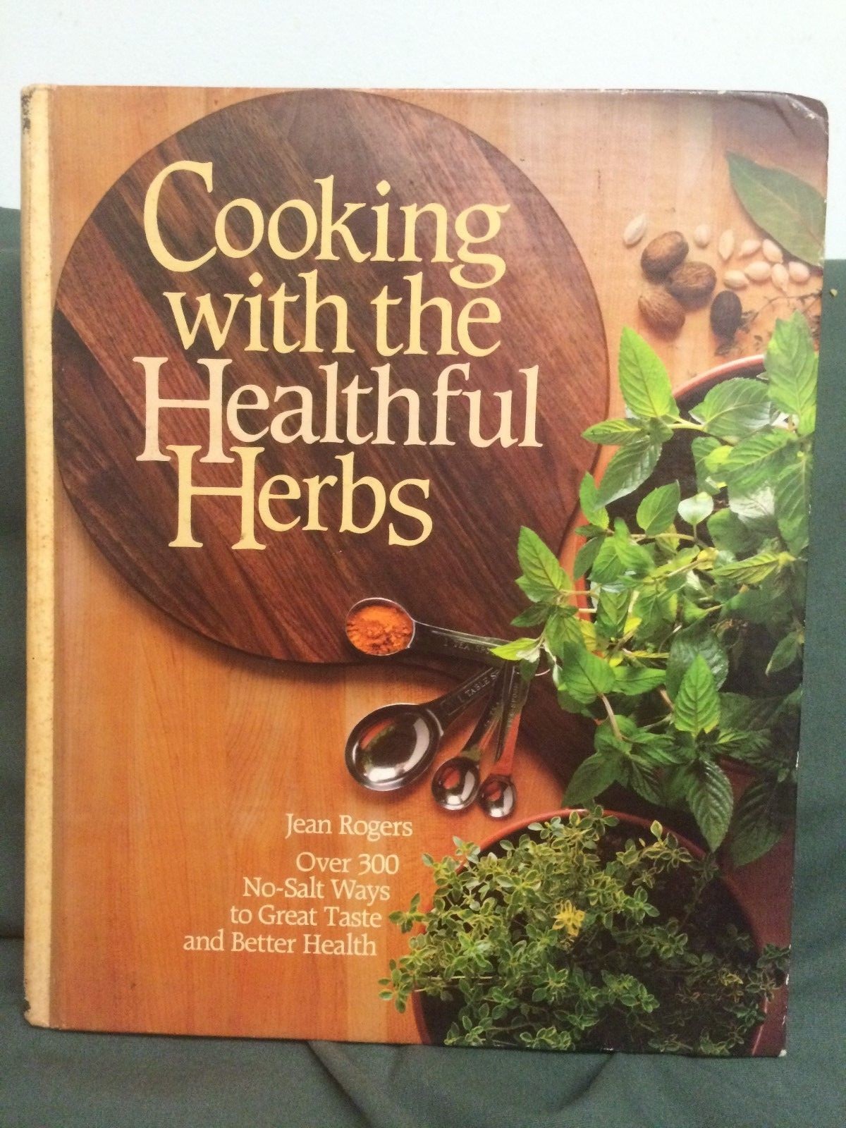 Cooking with the Healthful Herbs : Over 300 No-Salt Ways to Great Taste Book