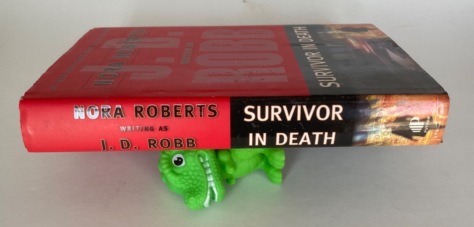 Survivor in Death by J. D. Robb, Hardcover 376 pages, Like New condition