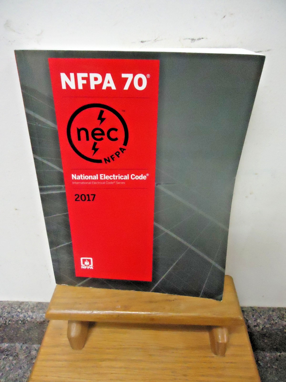 2017 – NFPA 70 National Electrical Code PB Book – See Pictures! FREE Shipping!