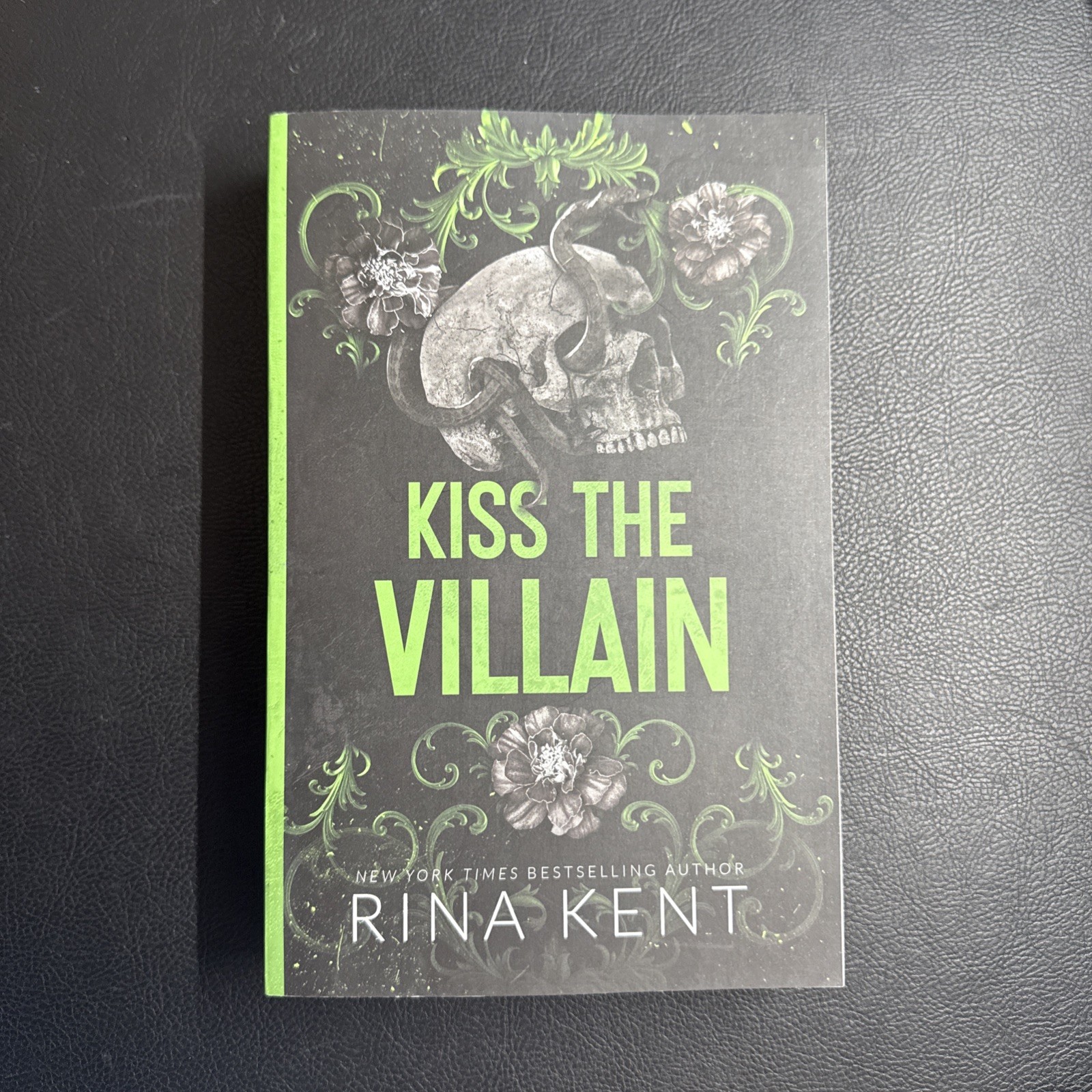 Kiss The Villain: A Dark MM Enemies to Lovers Romance