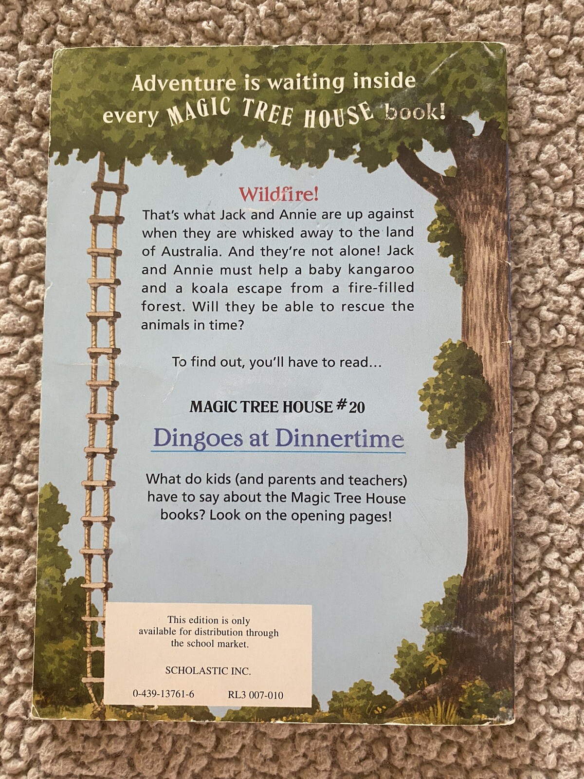 Dingoes at Dinnertime ( Magic Tree House)