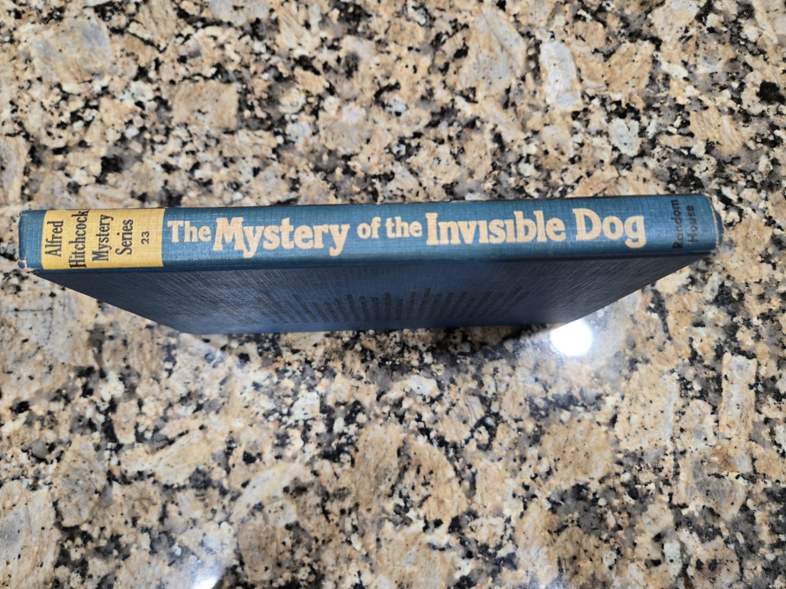 Alfred Hitchcock & Three Investigators in MYSTERY OF THE INVISIBLE DOG – 1ST HC