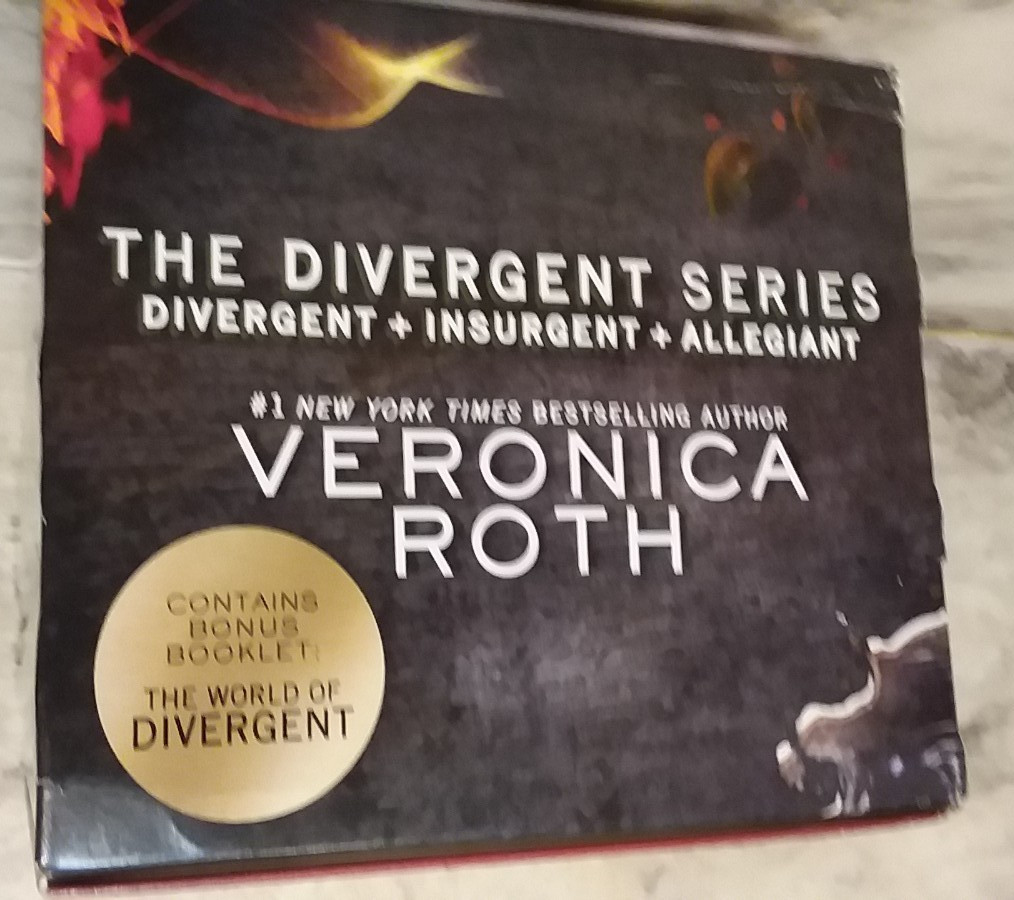 DIVERGENT Series Hardcover Boxed Set 3 Books w/Bonus Booklet World of Divergent