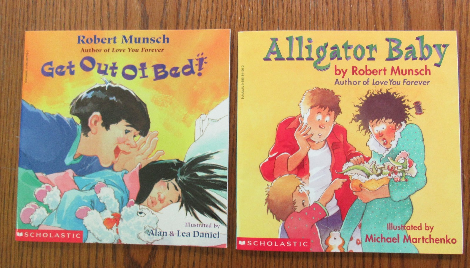 NEW in Shrinkwrap Scholastic ROBERT MUNSCH Alligator Baby & Get Out of Bed BOOKS