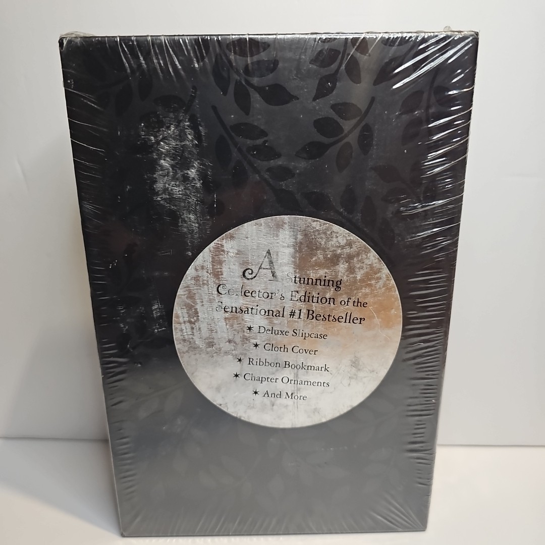 New Moon by Stephenie Meyer Collector’s Edition Deluxe Slipcase Cloth Cover