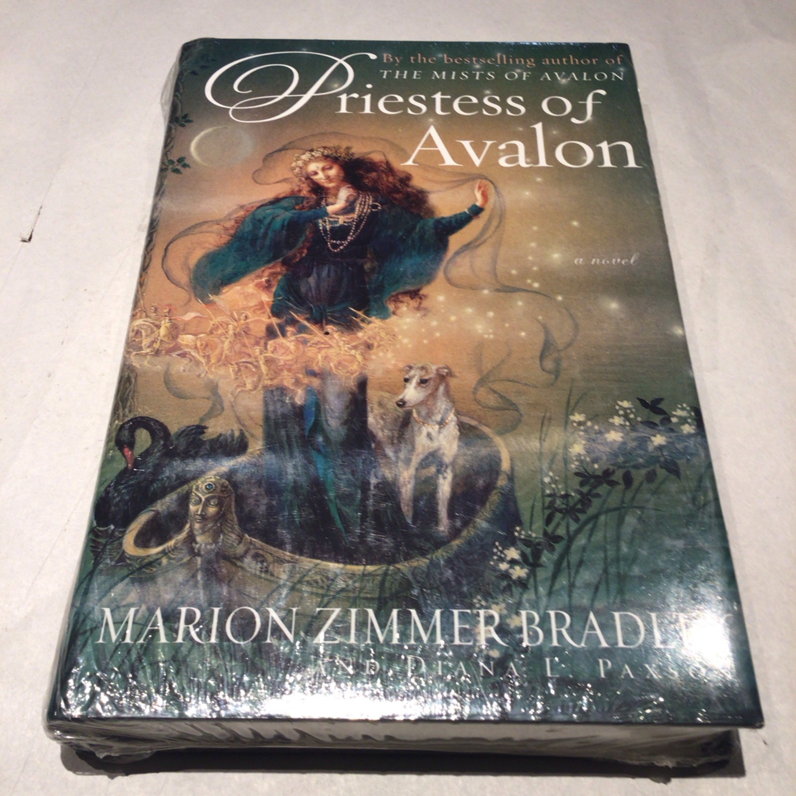 Priestess of Avalon by Marion Zimmer Bradley and Diana L. Paxson (2001,…