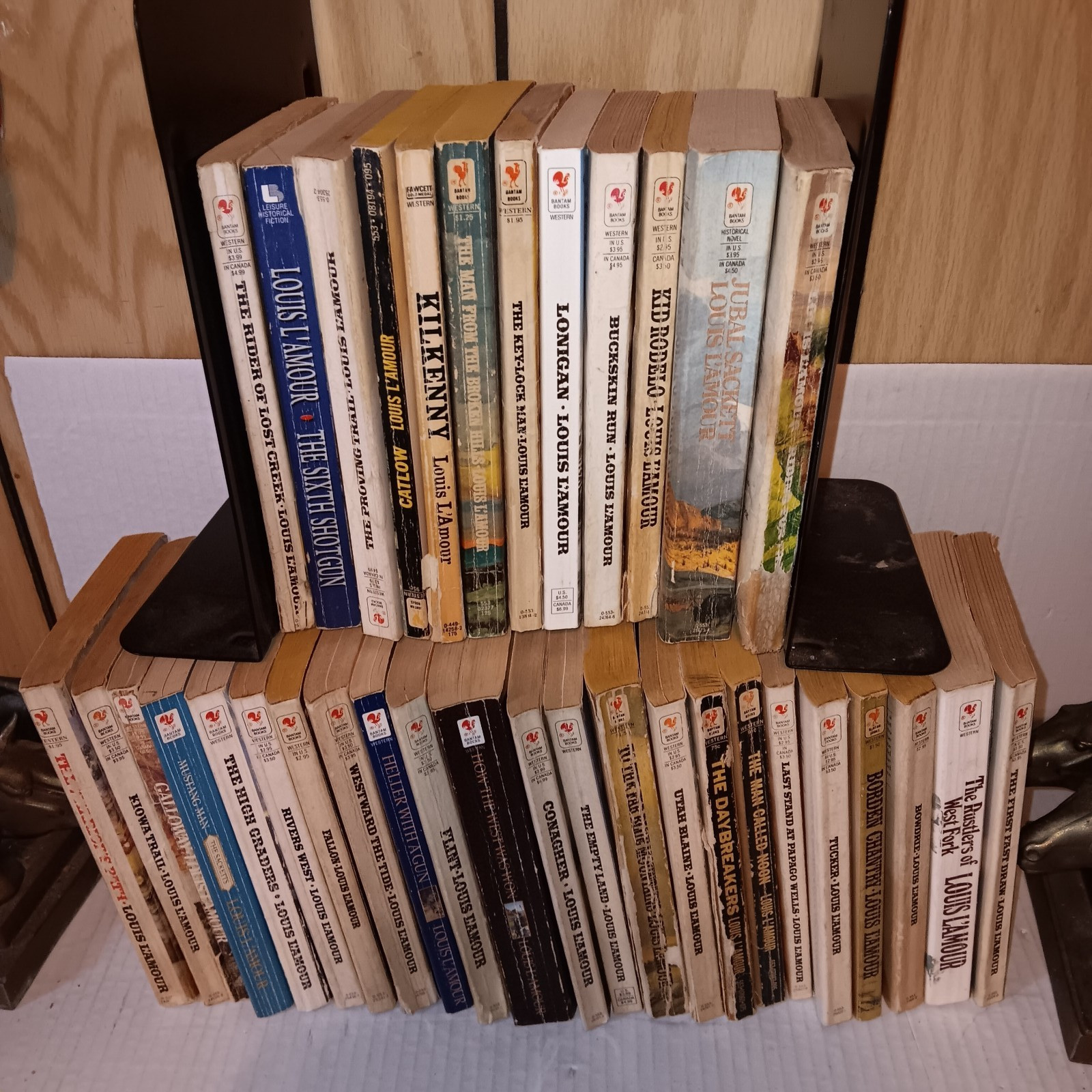 LOUIS L’AMOUR Lot of 35 Western Paperbacks No Doubles box#3