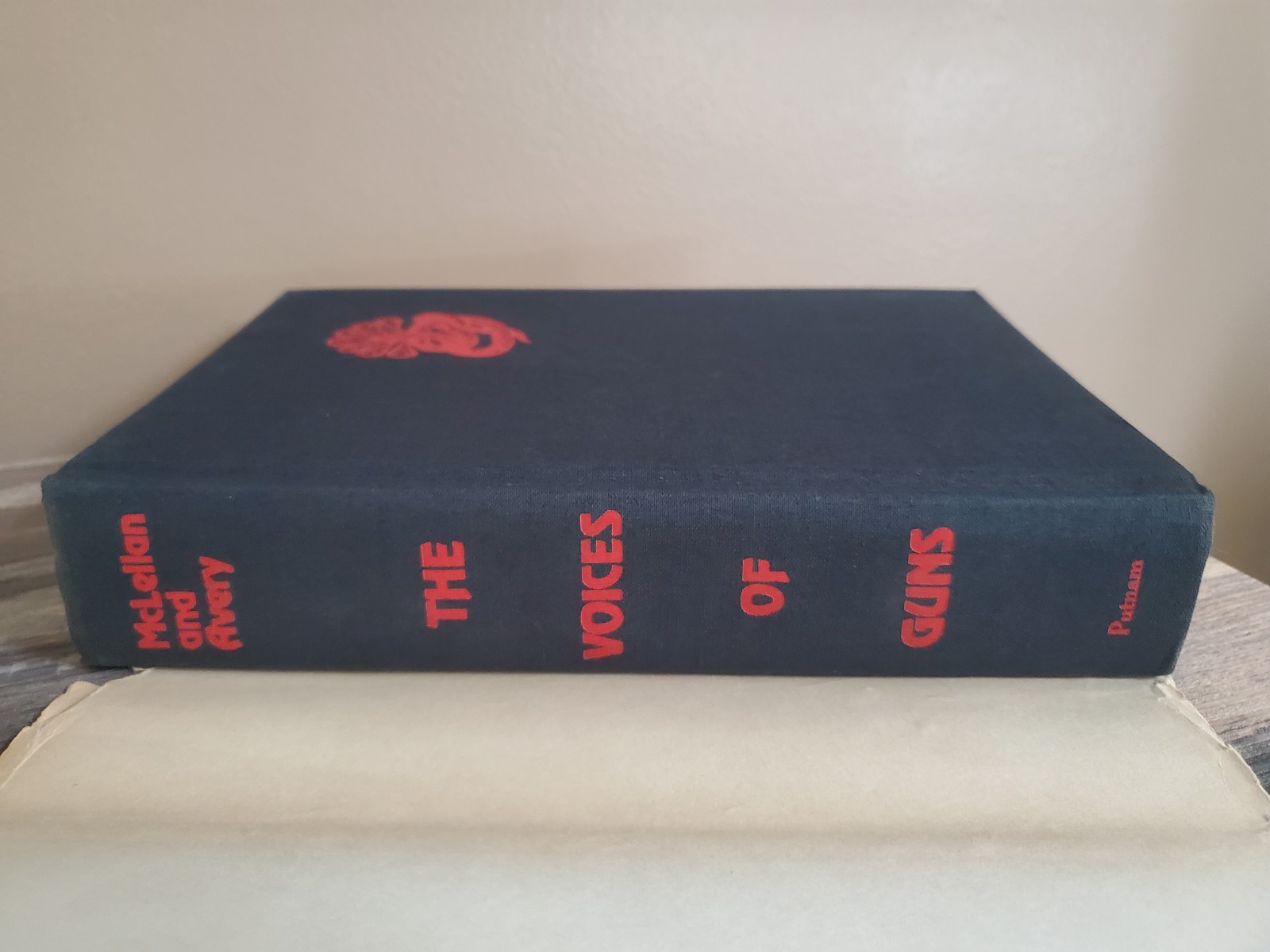 THE VOICES OF GUNS by Vin Mclellan and Paul Avery HC Book 1977