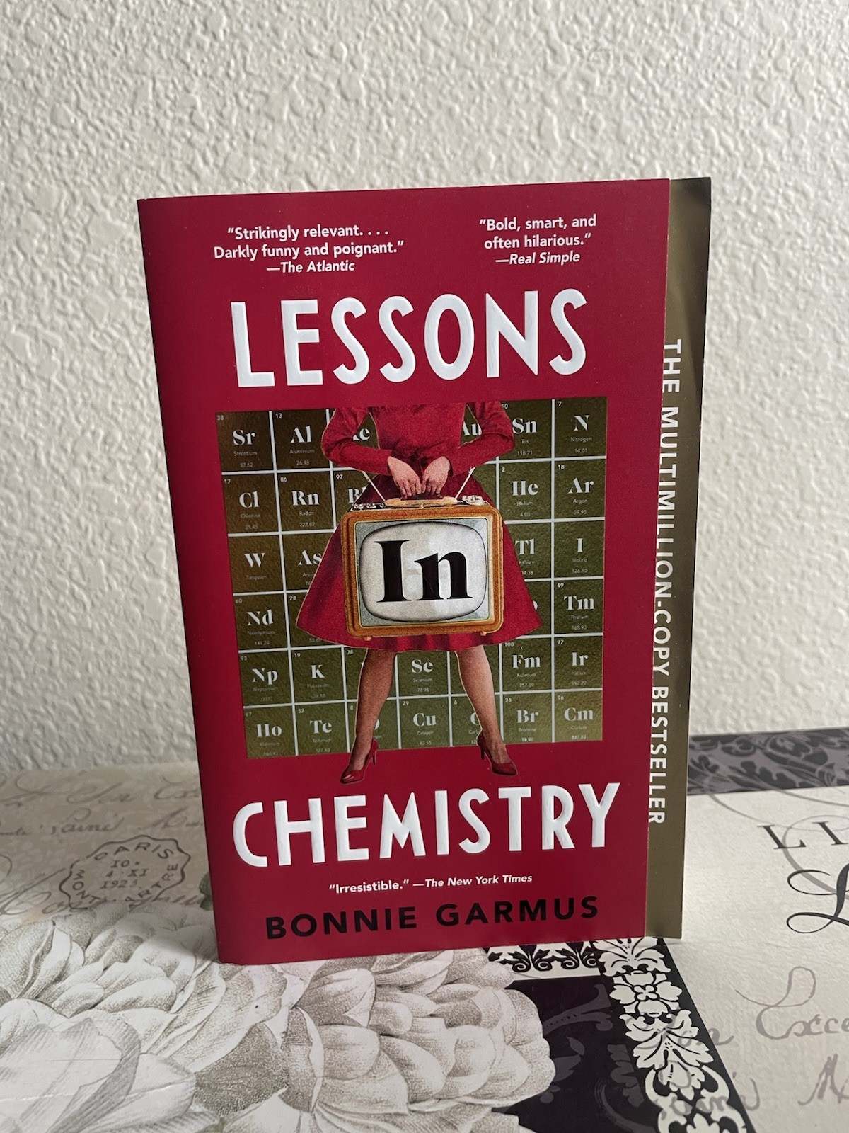 Lessons in Chemistry: A Novel by Bonnie Garmus (English) Paperback Book