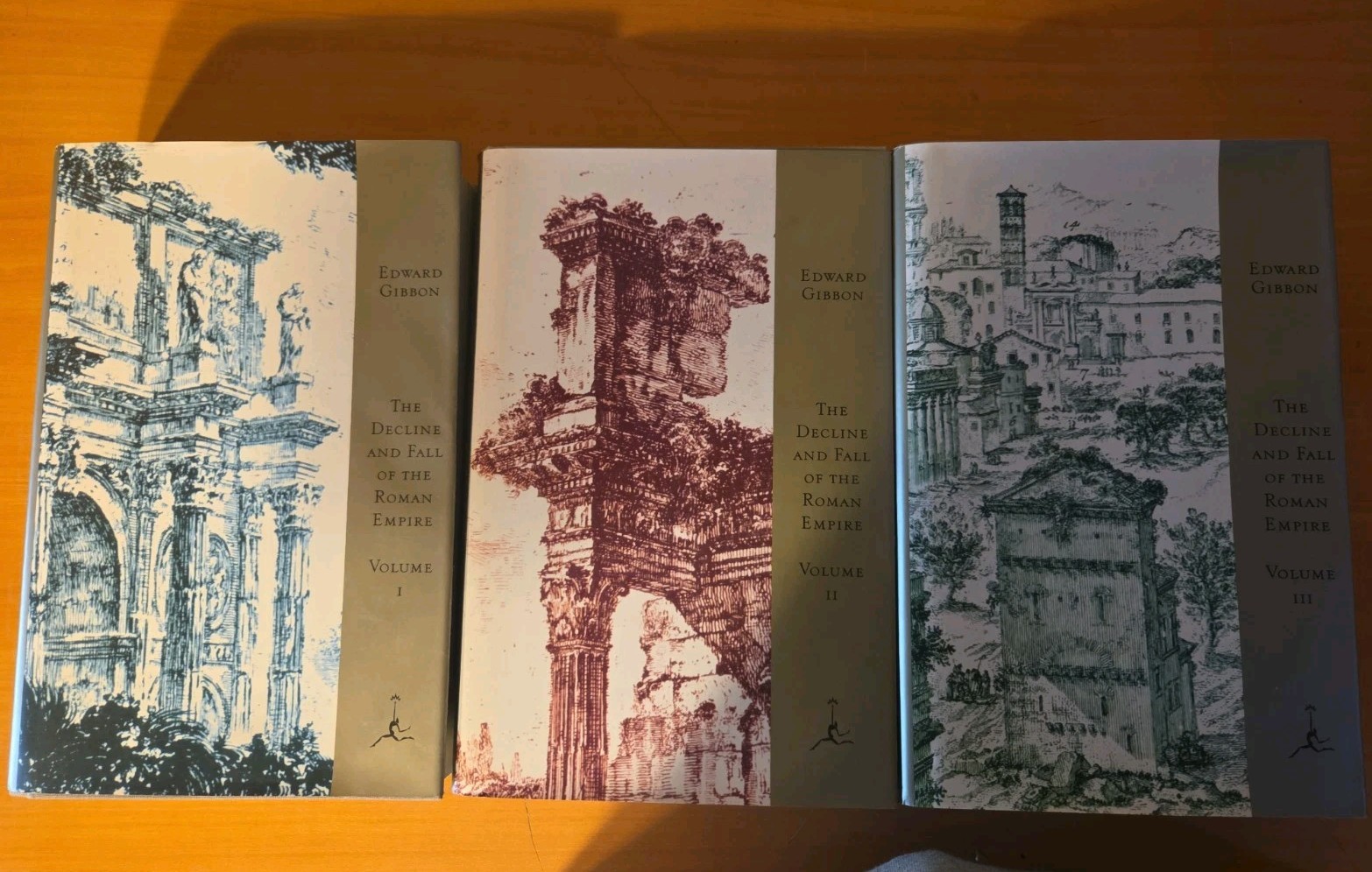 The Decline and Fall of the Roman Empire, in Three Volumes: Volume 1 – The His..