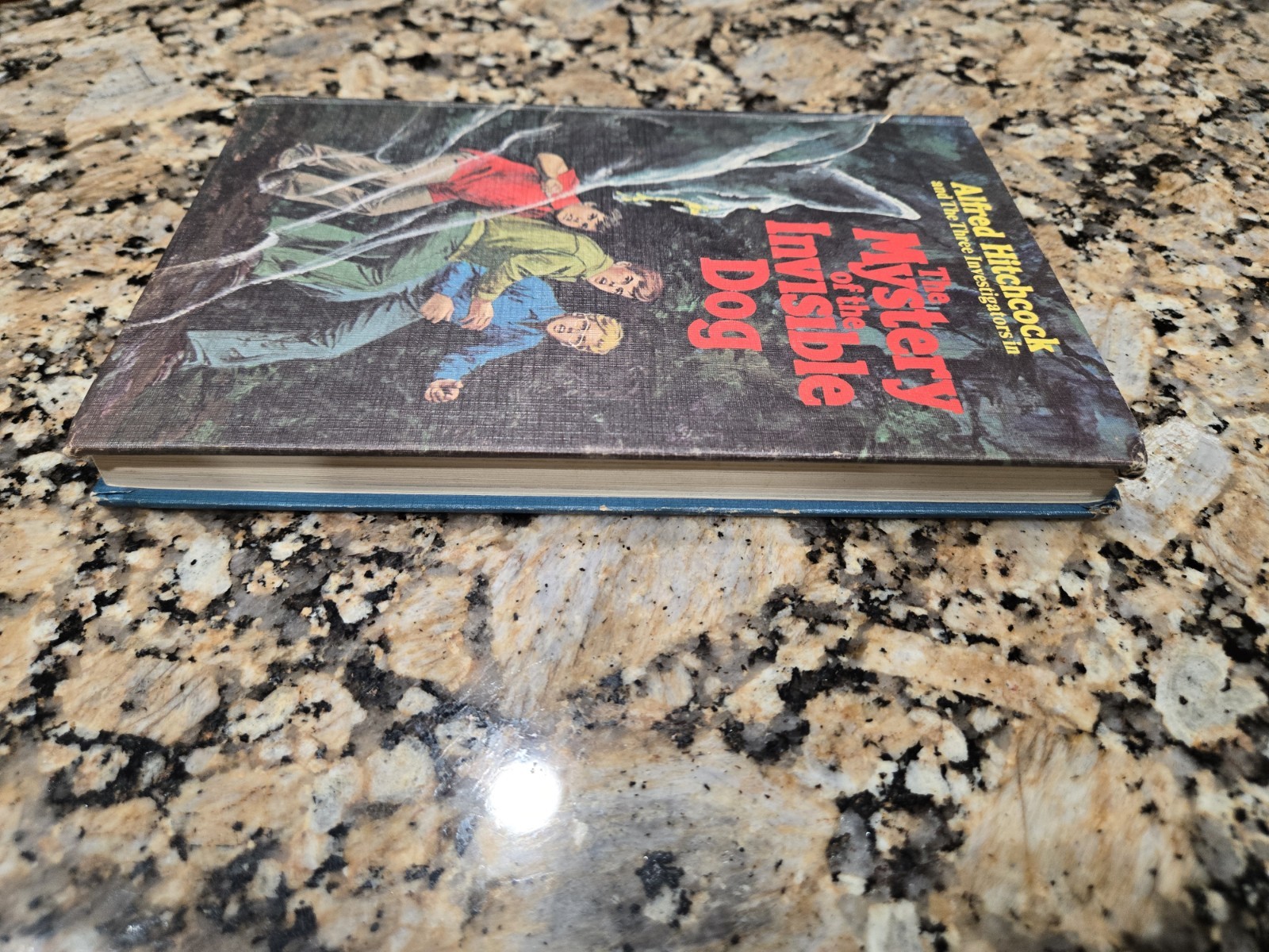 Alfred Hitchcock & Three Investigators in MYSTERY OF THE INVISIBLE DOG – 1ST HC
