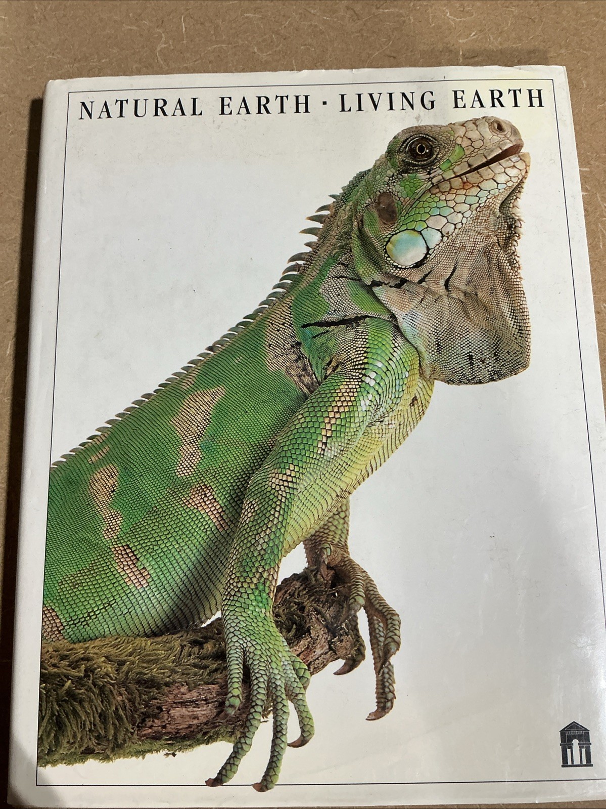 Miranda Smith and Steve Parker, Natural Earth, Living Earth. Hardcover With DJ