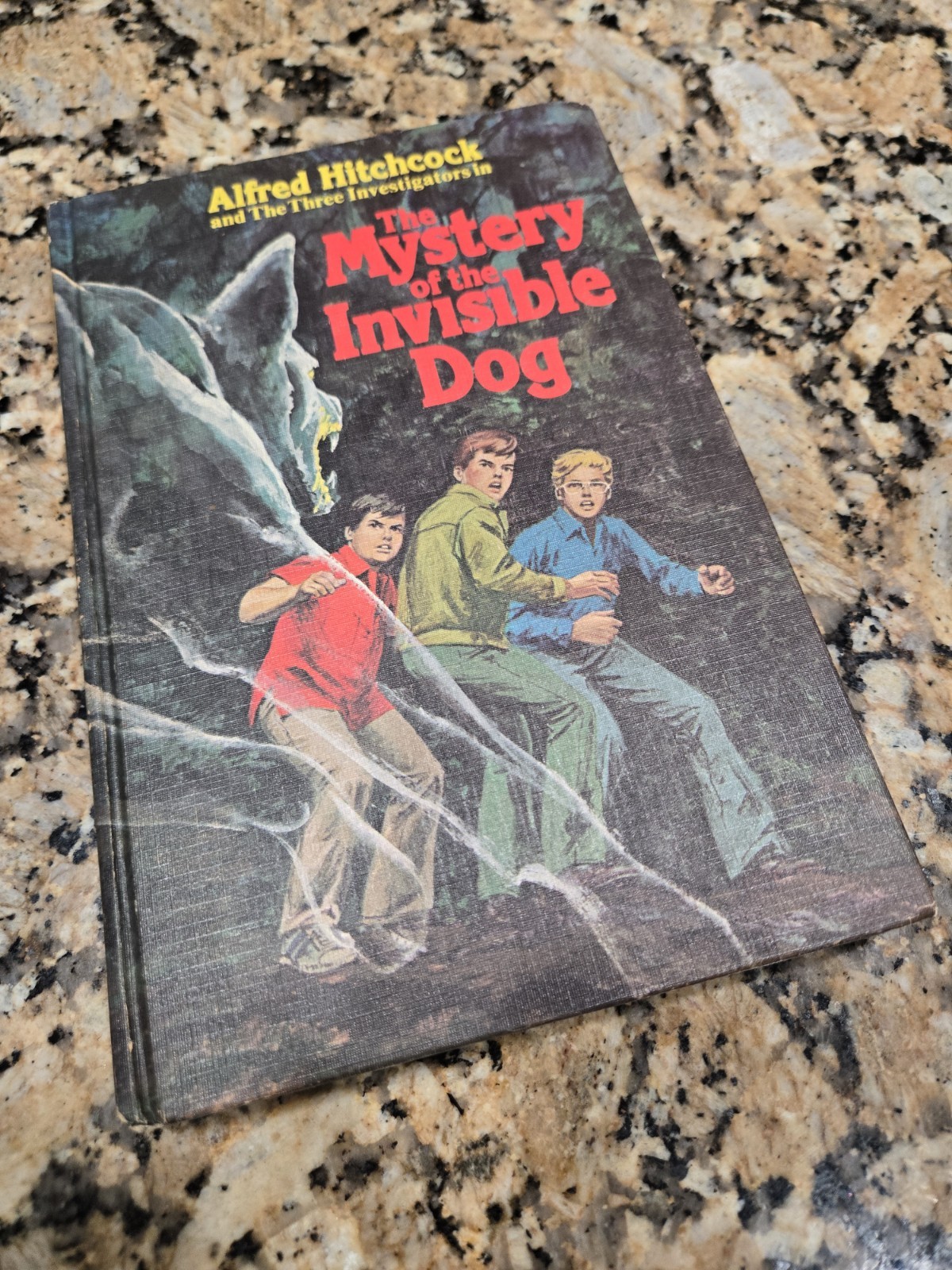 Alfred Hitchcock & Three Investigators in MYSTERY OF THE INVISIBLE DOG – 1ST HC