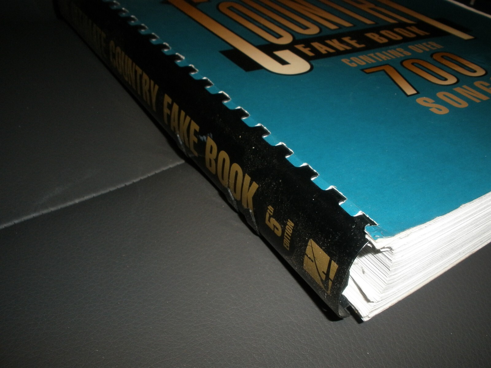 Fake Bks.: The Ultimate Country Fake Book : C Instruments by Hal Leonard (M12)