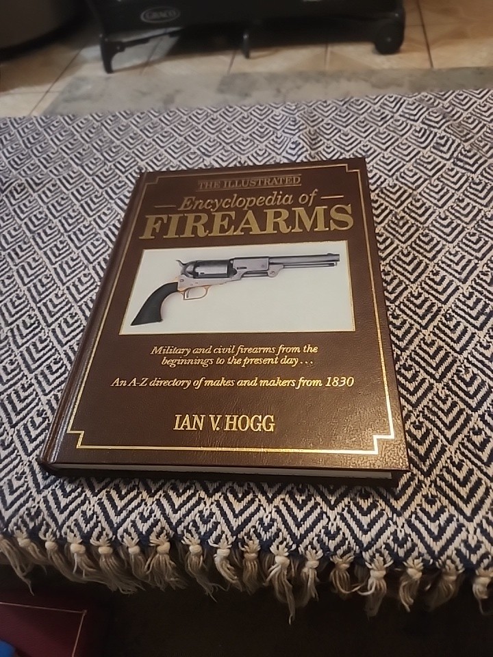 The Illustrated Encyclopedia of Firearms by Hogg, Ian V. (1987 Hardback)