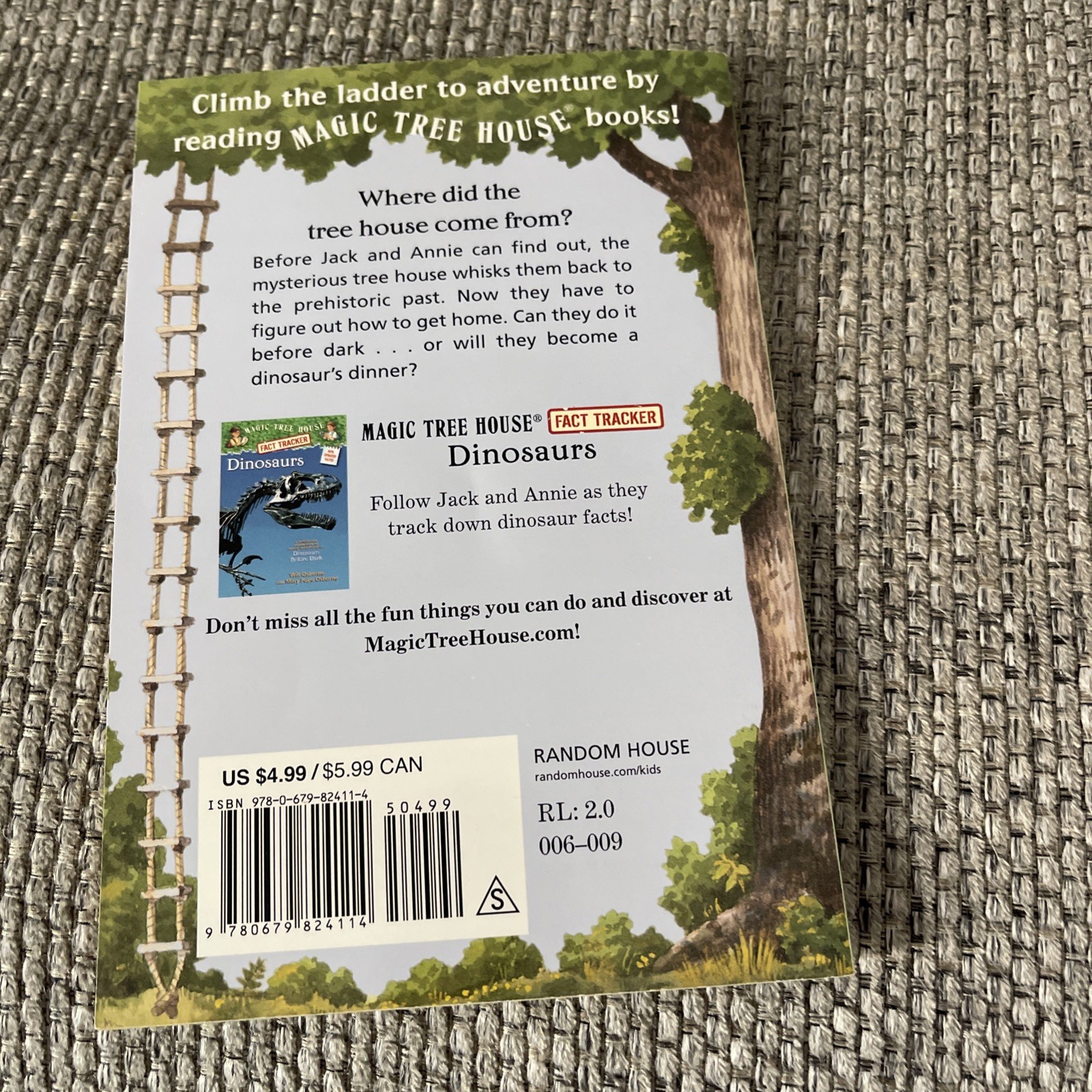 Dinosaurs Before Dark (Magic Tree House, No. 1) – Paperback