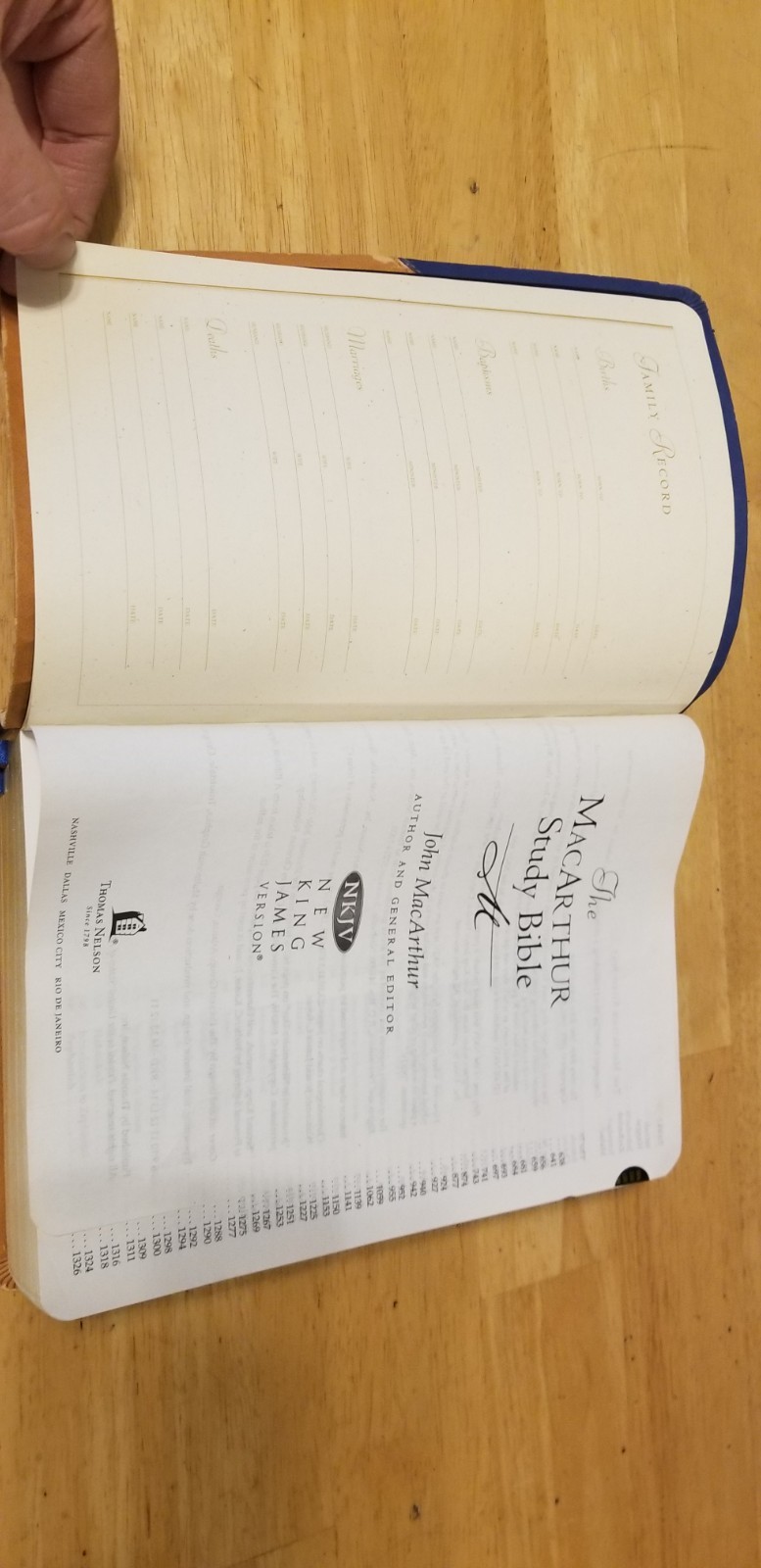 The MacArthur Study Bible: New King James Version Butterscotch / Blue Jay