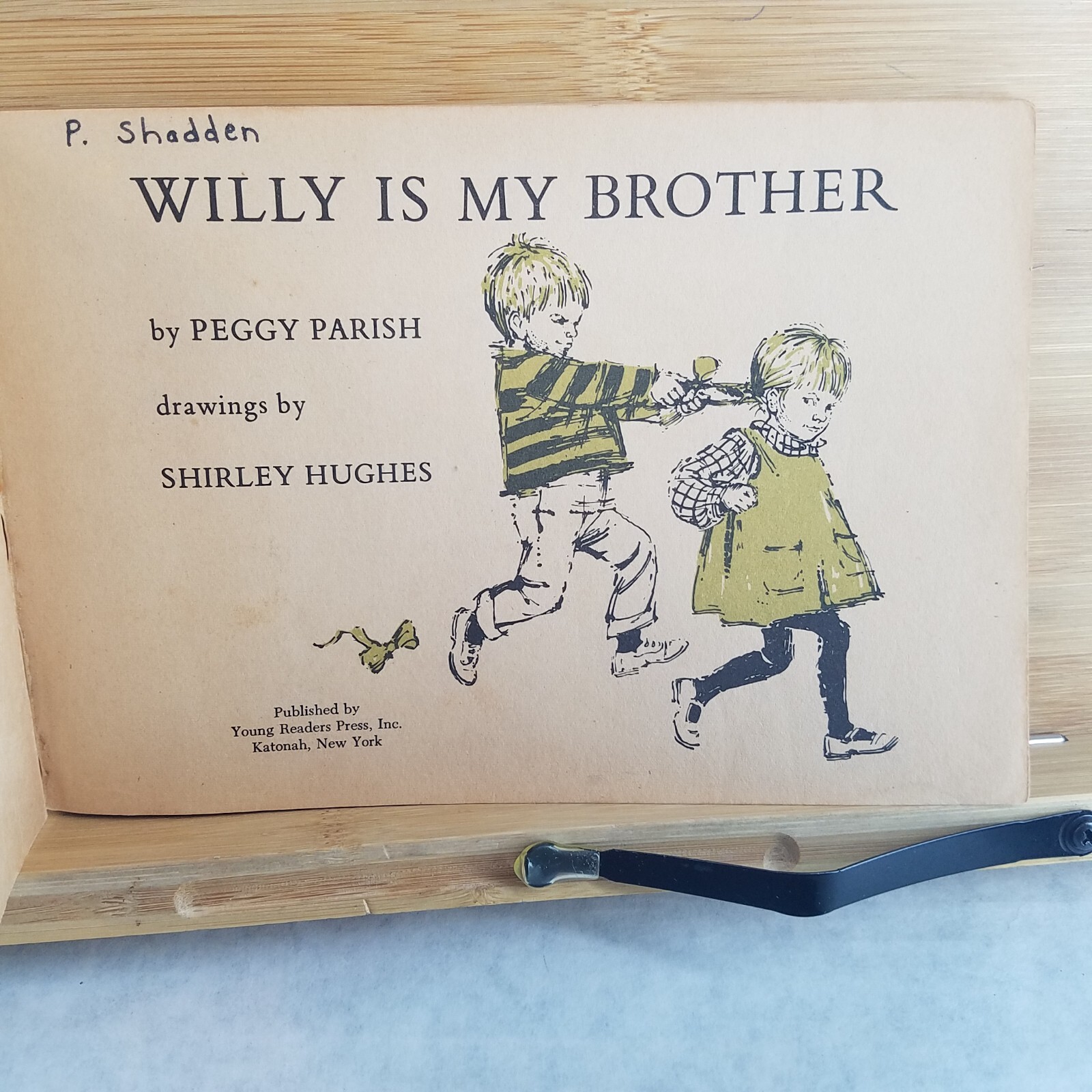 Lot of 2 1960s Young Readers Softcovers – I Read Signs & Willy is my Brother
